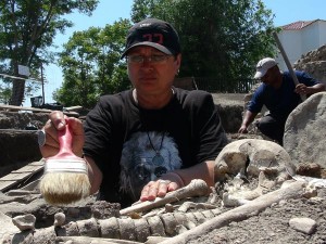 L'archeologa Kalina Kostadincheva ripulisce uno degli scheletri durante lo scavo. (Fotografia di AP)