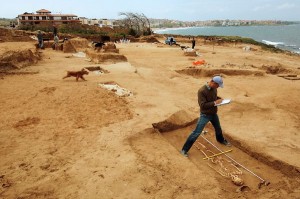 Un archeologo studia uno scheletro trovato in un altro scavo aperto a Sozopol. (Fotografia di Kenneth Garrett, National Geographic)
