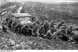 Novembre 1941, soldati tedeschi tentano di trainare a mano un automezzo bloccato dal fango (wikipedia)