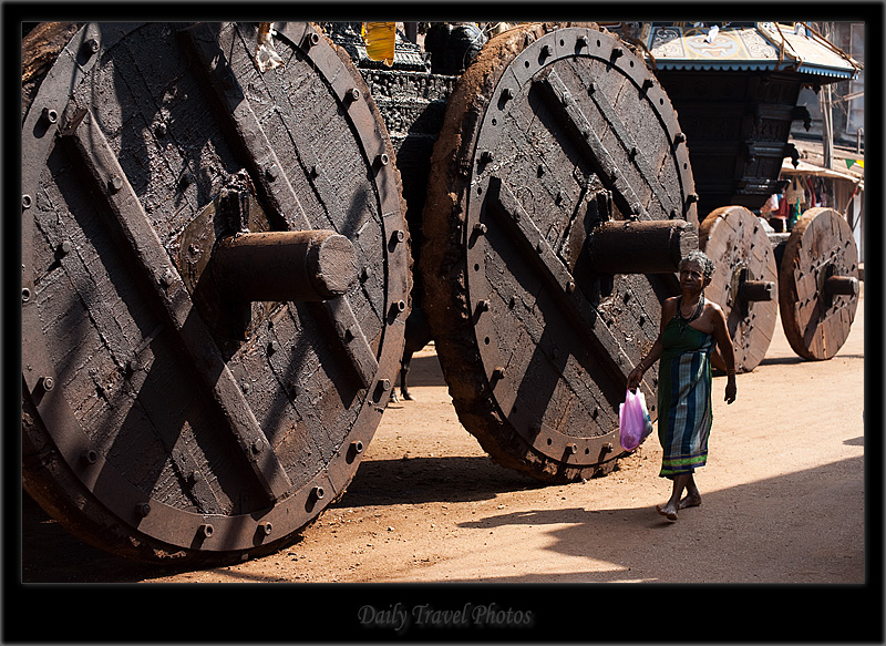 Le ruote di un immenso Ratha cerimoniale a Gokarna (Karnataka, India)